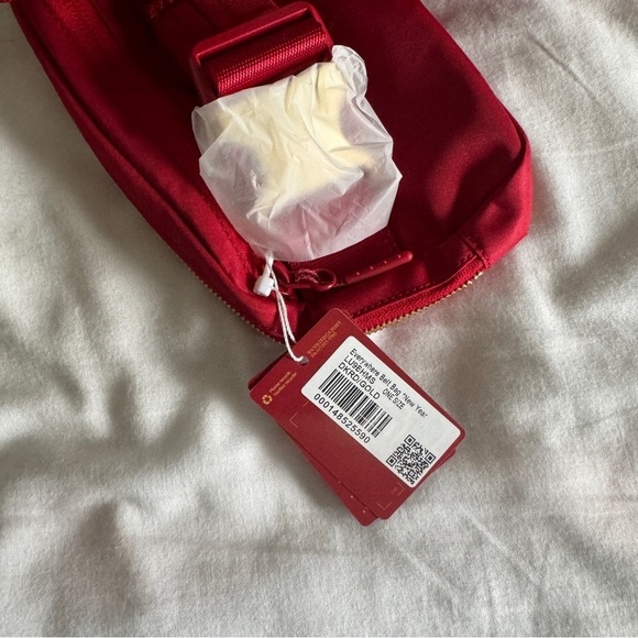 🆕 Lululemon Everywhere Belt Bag New Year Dark Red Gold - Picture 6 of 7